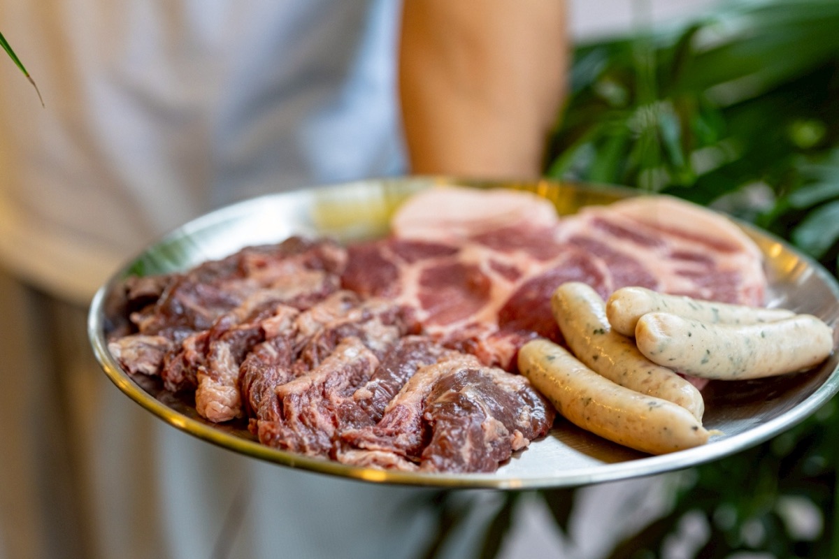 炭火で焼くお肉